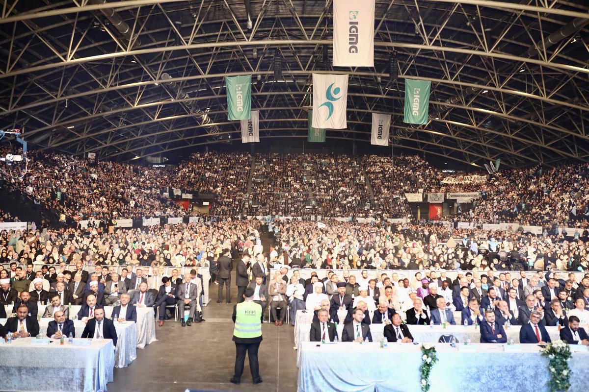 Bugün genciyle, yaşlısıyla,kadınıyla erkeğiyle,  dünyanın dört bir yanından binlerce İslam Toplumu Millî Görüş sevdalısı ile Belçika Hasselt’de bir araya geldik. Bu aziz toplulukla birlikte hizmet etmeyi, koşturmayı, cihad etmeyi nasip ettiği için Rabbime hamd ediyorum.