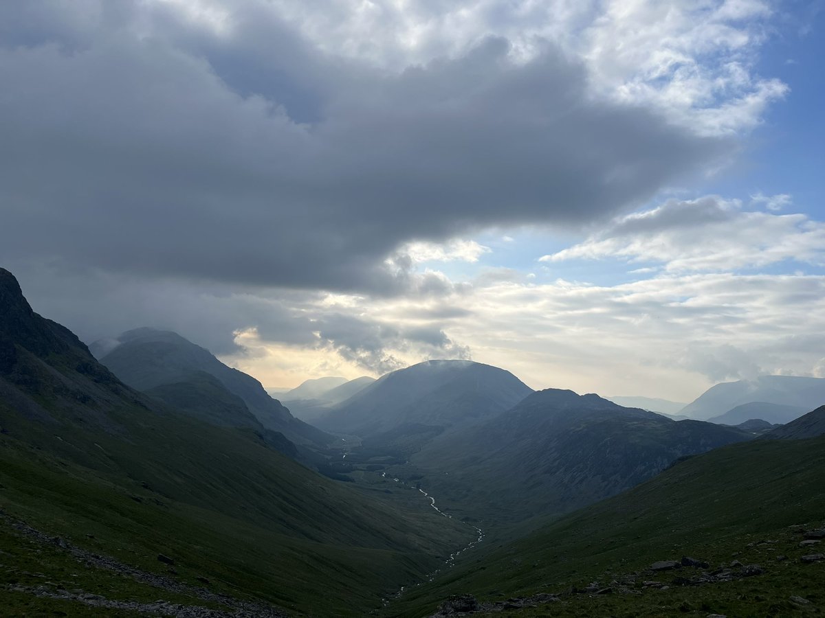 ratherbrunning's tweet image. Friday evening with Great Gable to myself. Not a soul in sight and the light was amazing. Stopped more than once to take it all in ⛰️🏃🏼‍♀️💜 #honisterpass #greengable #lakedistrict #fellrunning