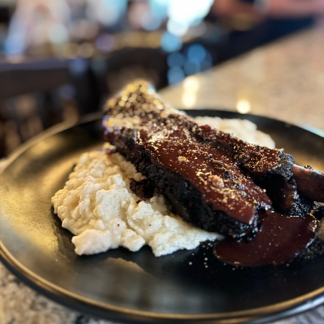 Enjoy our NEW Iowa Beef Short Rib! 🍖
.
Perfectly coated with our mouthwatering Blackberry BBQ sauce. Paired with creamy grits and topped off with our house made hickory salt.  
.
.
#ShortRib #ScratchKitchen #LakeZurichIL #ConsumeLZ #ConsumeWithUs
