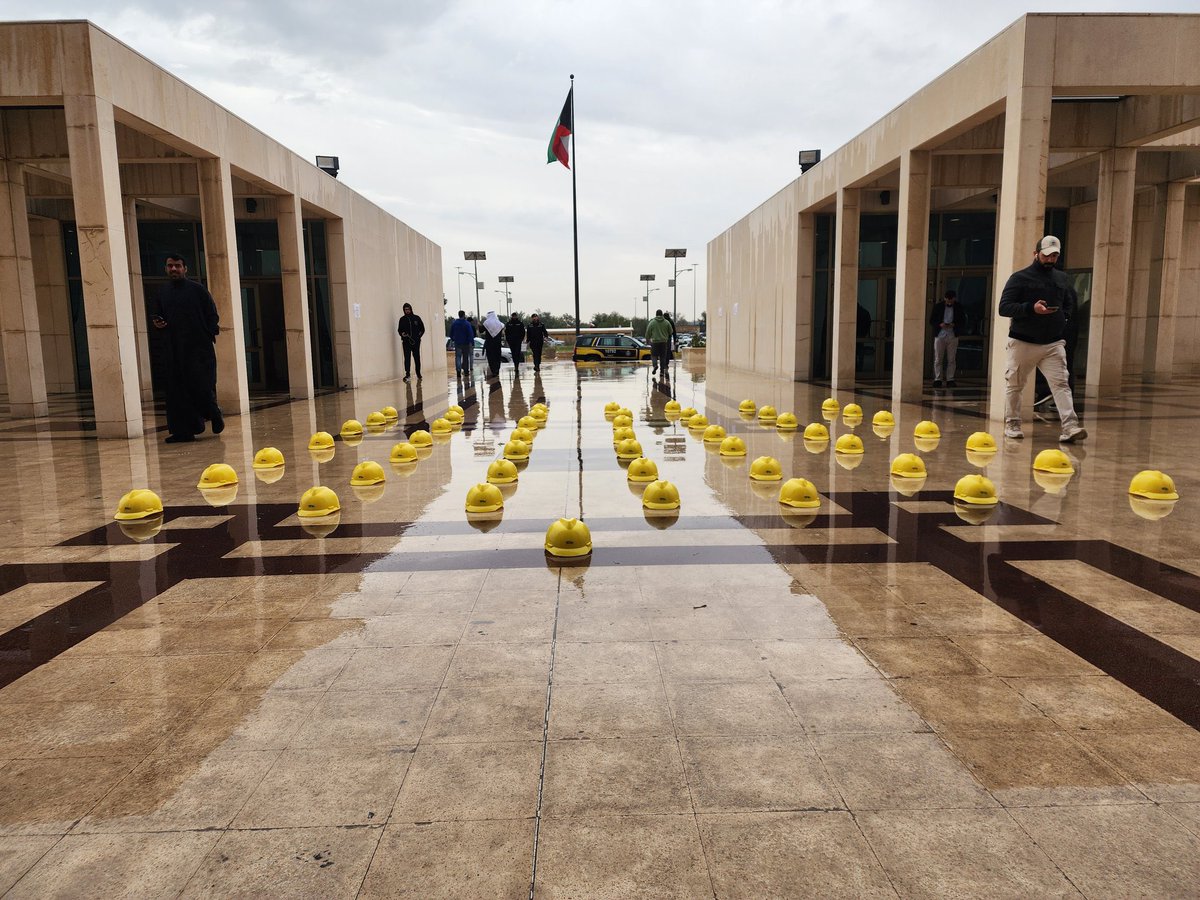 نرى #تعسف_ديوان_الخدمة في اصدار قرارات مجحفة بحق الموظفين بازالة اكثر من 20% من من شهادة راتب الموظفين بالتوازي مع عدم مسؤولية من #وزارة_الكهرباء_والماء في الدفاع عن طبيعة عمل الموظفين أو الدفاع عن حقوقهم

بل اصبحوا يتسابقون على التالي:

-ازالة البدلات من شهادة الراتب
-التعسف في