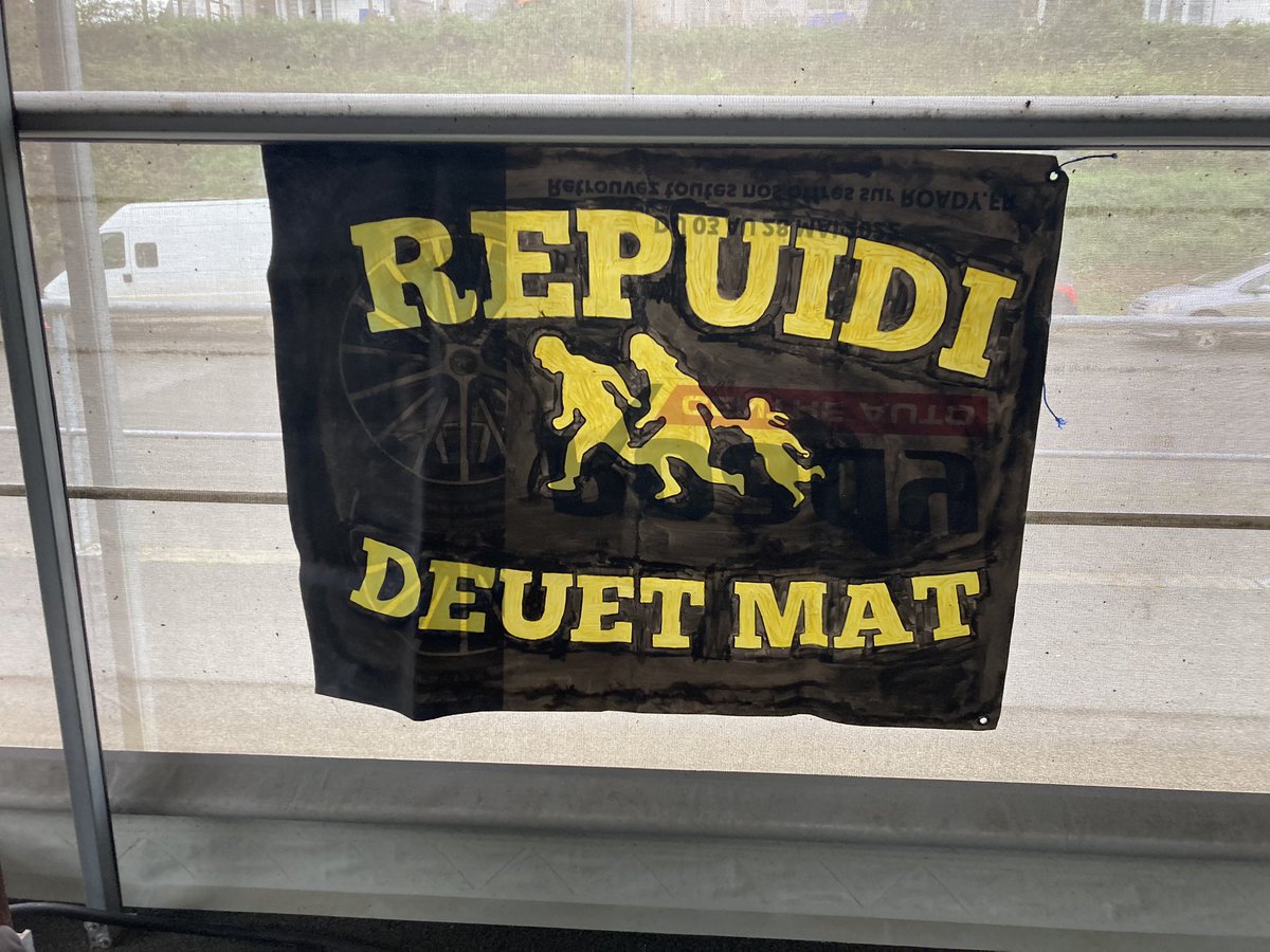 La clique d'extrême droite de Breizh Intox s'est fait jeté de la course populaire pour la langue bretonne...<a href="/Redadeg/">Ar Redadeg</a> Visez le niveau d'enracinement des identitaires....en #Bretagne ....