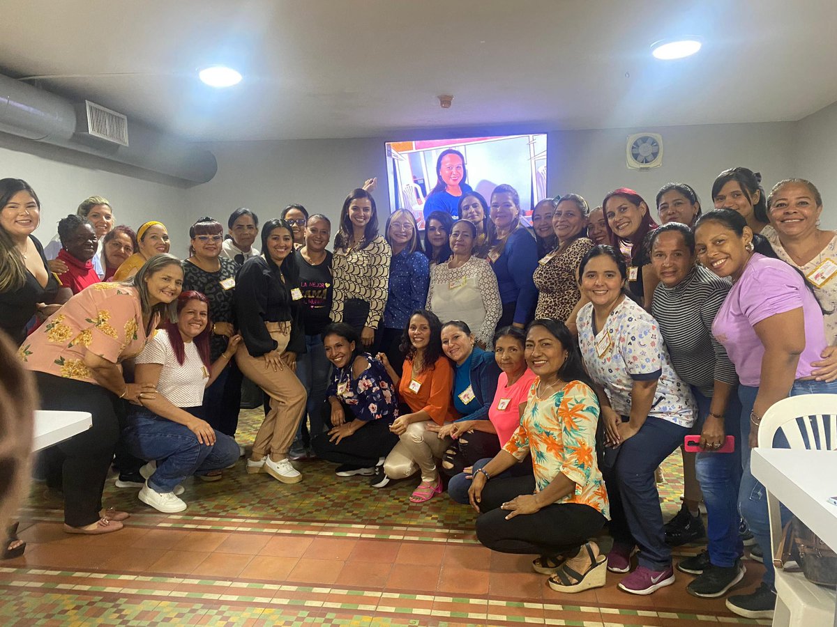vanessalinaresh's tweet photo. Celebramos la labor admirable e invaluable de ser madre con las mujeres trabajadoras de @fundanismcbo 🌸

Merecido agasajo entre juegos, premios, bailes y alegría, donde disfrutaron de su día especial por el Día de las Madres.

¡El amor de madre refleja el amor de Dios! 🩷🙌🏻 https://t.co/qlpanQhnmQ