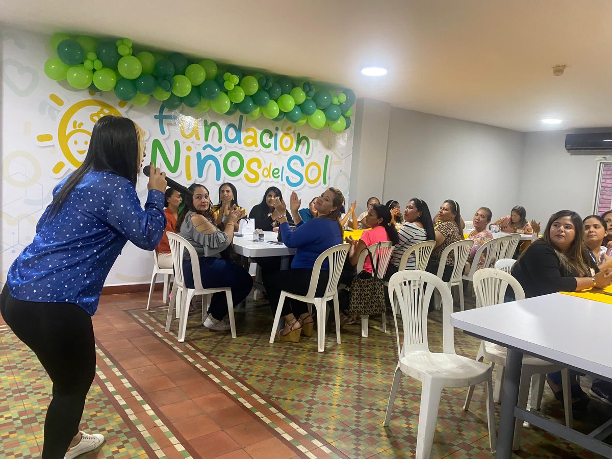 vanessalinaresh's tweet photo. Celebramos la labor admirable e invaluable de ser madre con las mujeres trabajadoras de @fundanismcbo 🌸

Merecido agasajo entre juegos, premios, bailes y alegría, donde disfrutaron de su día especial por el Día de las Madres.

¡El amor de madre refleja el amor de Dios! 🩷🙌🏻 https://t.co/qlpanQhnmQ