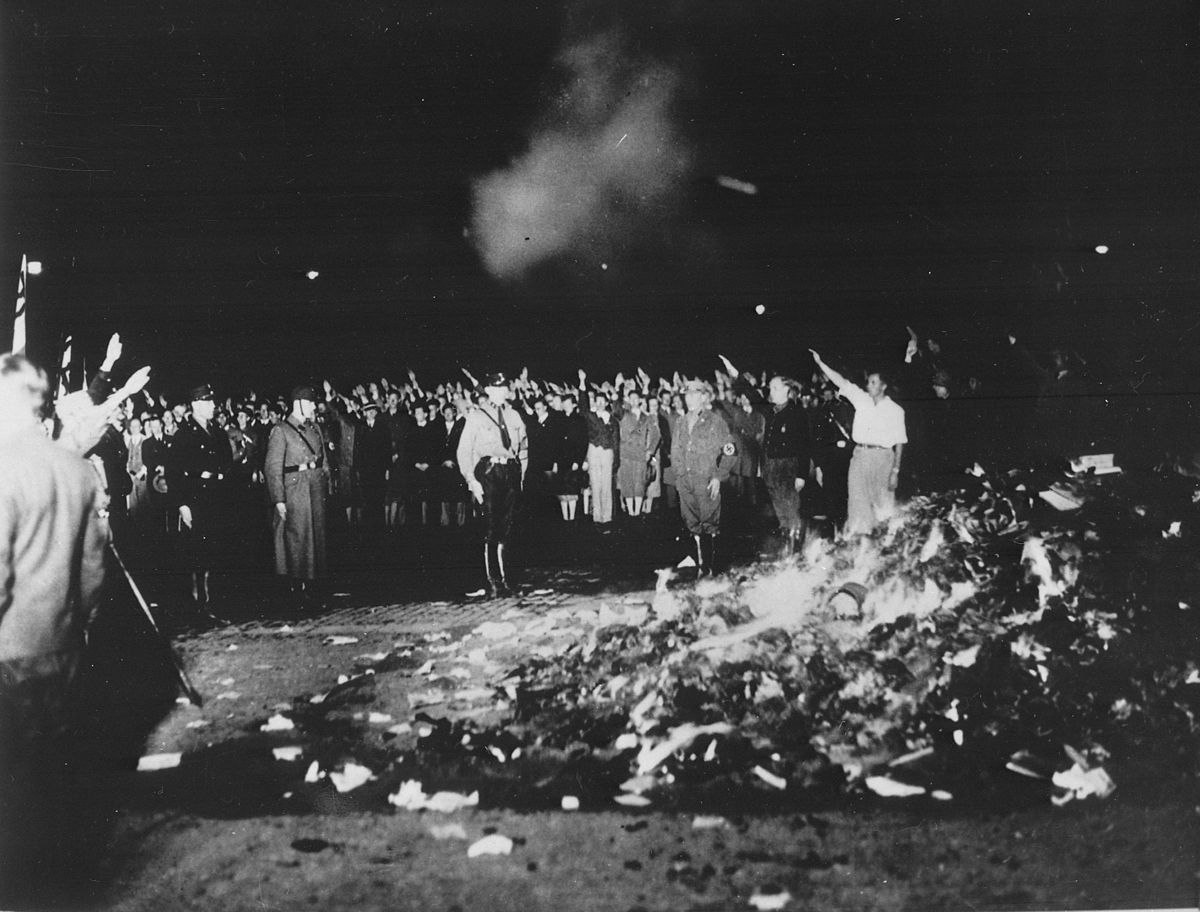 Wir suchen für eine Aktion zur Erinnerung an die Bücherverbrennung am 22.05.1933 in Potsdam noch Buchexemplare, die auf Liste des @MmzPotsdam stehen: ▶️verbrannte-buecher.de/bibliothek Wenn Ihr kurzfristig helfen könnt, bitte melden unter: kontakt@die-andere.org Antifaschistische Grüße!