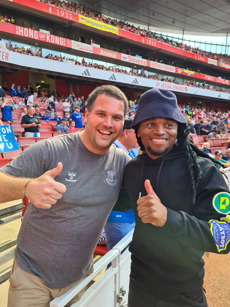 Met @siphiweshabba today at the @Everton game, scorer of that iconic first goal of the 2010 World Cup for South Africa @BafanaBafana v Mexico at Soccer City! Seemed to be surprised he had been noticed!