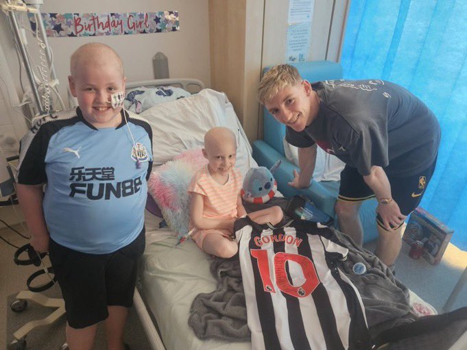 Yesterday, <a href="/MsLauraTeeee/">Laura Teeee 🇪🇺 🇵🇸</a> posted on her profile about a young boy named Jozef, who is fighting leukemia in Manchester Children’s Hospital. 😢

In Laura’s words, Jozef is a “lovely lad, who spreads nothing but politeness and positivity all over the ward.” He is also a huge #NUFC