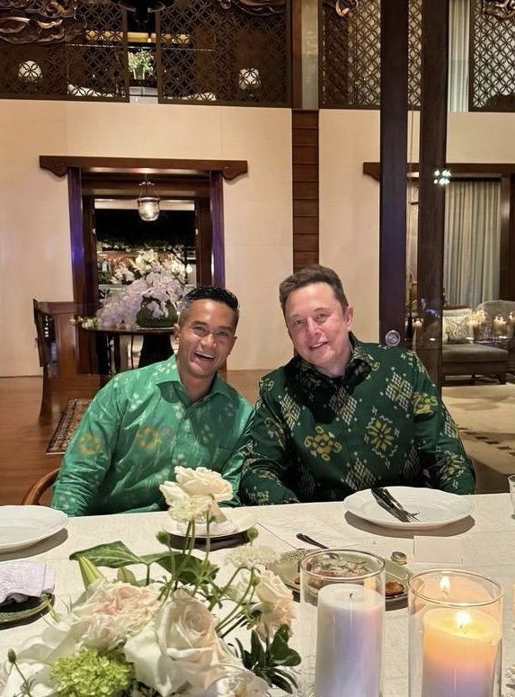 Elon Musk in Bali, Indonesia 🍽️