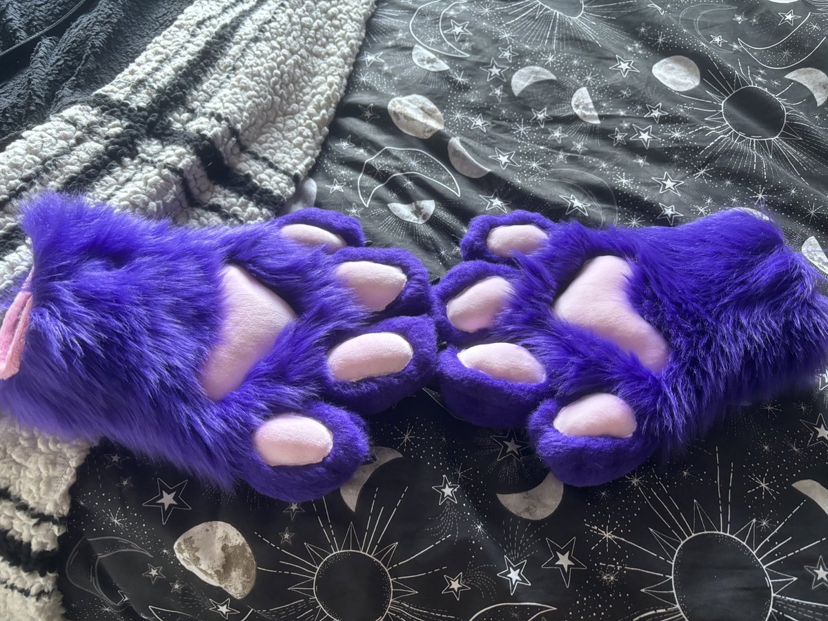 Pawbs for @BlazenTigerFolf ‘s mini partial commission are done, pattern by 
@Kloofsuits , claws from @FarukuCostumes .
Just the tail and armsleeves left to do-but they shall be done after Confuzzled, 
Look out For Blazen at Confuzzled ! (Handing the hands and head to him there)
