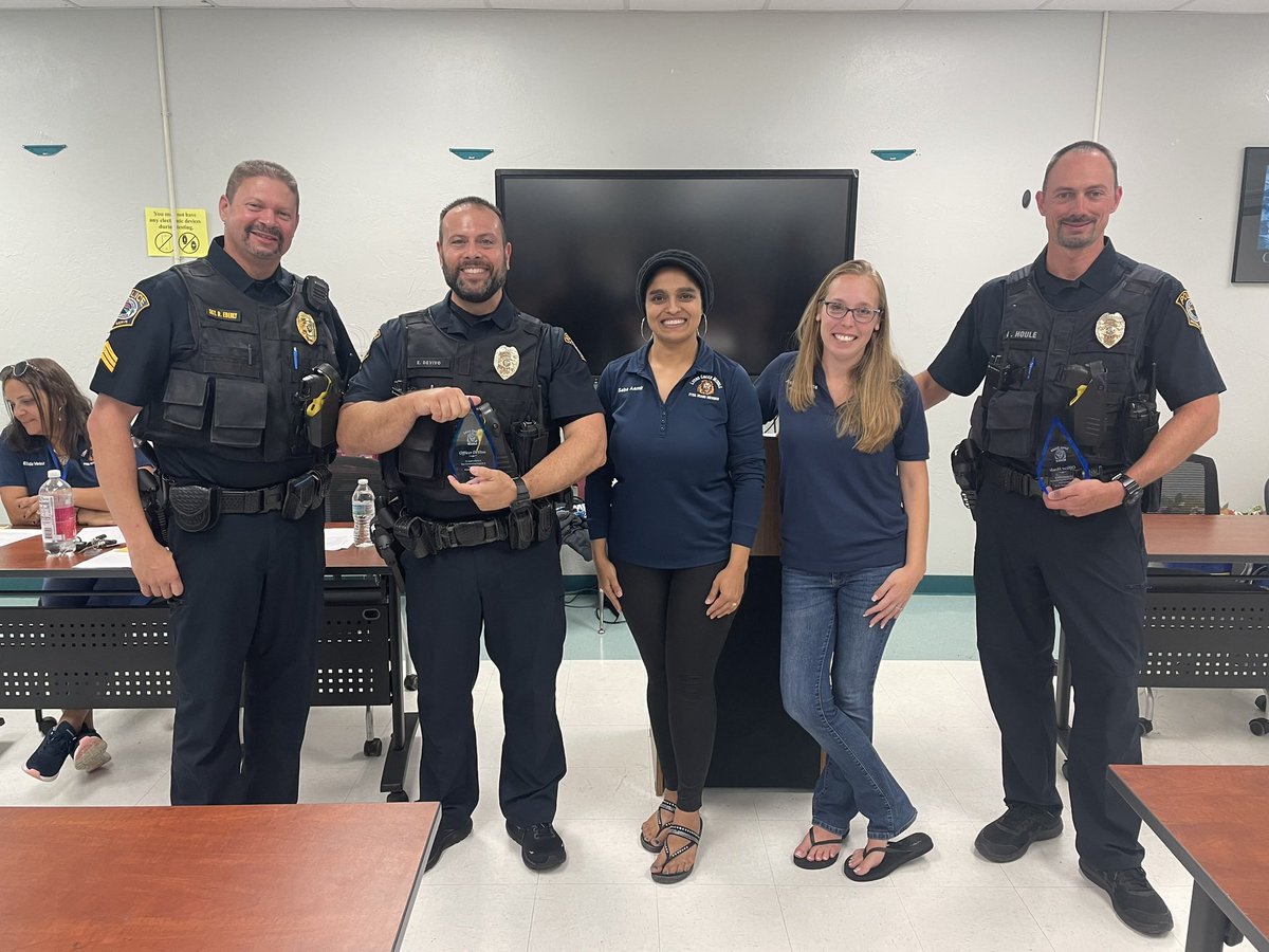 All-Stars. That’s how the @LCMS_MS PTSA describes Ofc DeVivo & Ofc Houle. They are the resource officers at the school. The PTSA honored both of them with plaques recently for their dedication and support of the school, staff, and students. #WorkingTogether #MakingaDifference