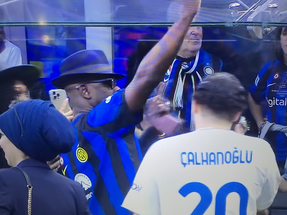 Lilian Thuram saluta la Nord e manda baci con la maglia dell’Inter ⚫️🔵