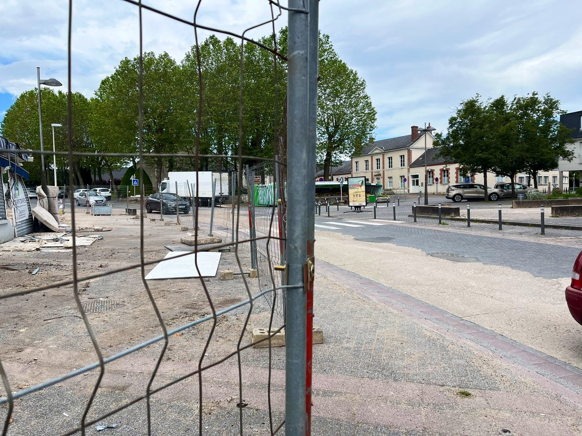 Le marché de Saran samedi matin : dans un chantier géant, avec une insécurité accrue, un seul maraîcher et zéro client. Et ça, c’est la réalité !