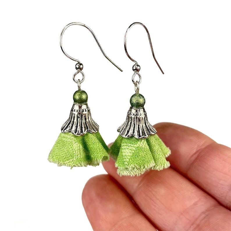 Looking for the perfect gift for a gardener or flower lover? 🌸 Check out these stunning bell flower earrings made from fabric and denim scraps, adorned with glass beads and silver caps! 🌿✨ #HandmadeJewelry #GiftIdeas #EtsyFinds #GardeningLove 💚👩‍🌾 buff.ly/4dP4jZk