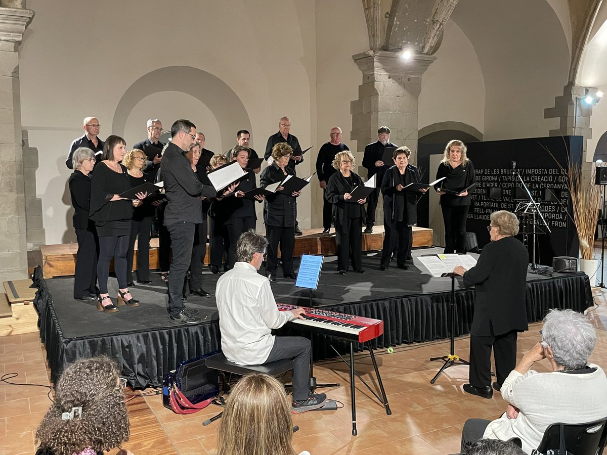 🎶 Acabem un cap de setmana culturalment molt intens a #Ripoll amb el Concert de Festa Major que ofereixen la coral local Capella de Santa Maria i el Cor Bonaire de Tona, a l’església de Sant Pere.