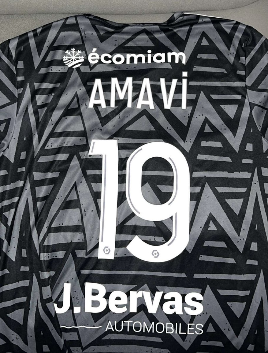 Première titularisation pour Amavi ce soir, comme un pressentiment que c’est ce Monsieur qui donnera la place qualificative à Brest en LDC…🏴‍☠️⚪️🔴 (au moins j’aurai pas floqué son maillot pour rien, il va jouer un match😂) #TFCSB29