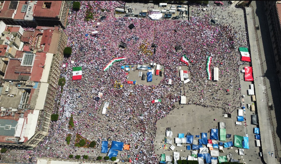 En el zócalo Convivieron la CNTE y la llamada marea Rosa con muy pocos incidentes y se logró izar la bandera, que es de todos. Hay libertades plenas, paz y estabilidad política en México.