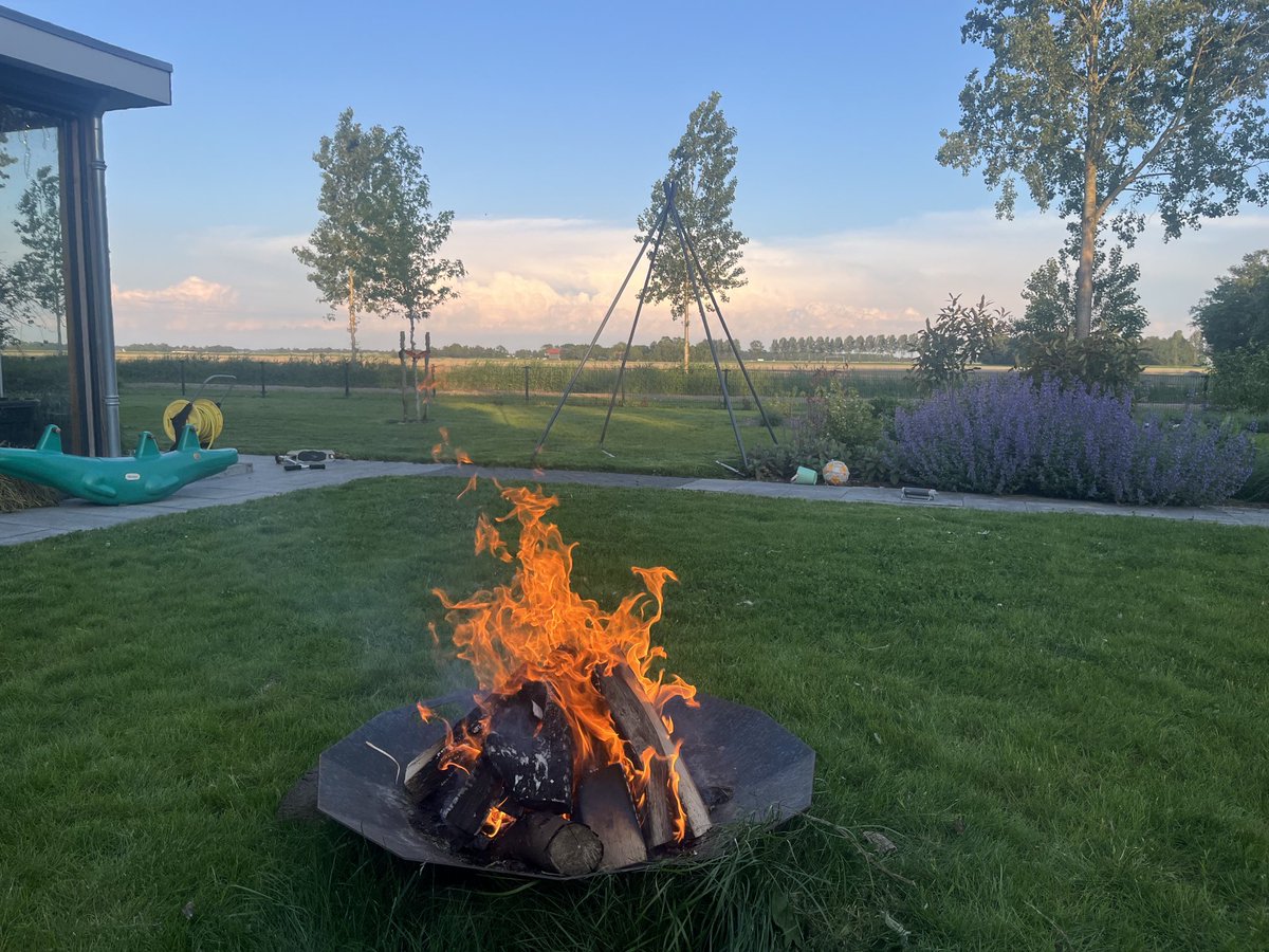 Even met de familie om het vuur vanavond #gezellig #chillen #fikkiestoken