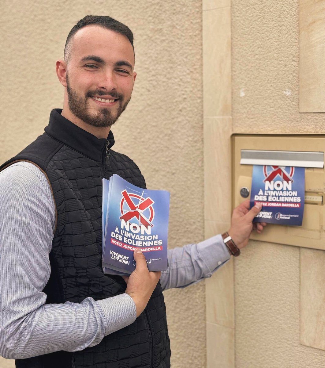 matthieurobinrn's tweet image. 🔵 Aujourd’hui, j’étais présent à #Matha pour aider mon ami @noah_nolf17 à distribuer des tracts du rassemblement national afin de lutter contre l’implantation des éoliennes sur le territoire national 🇫🇷.