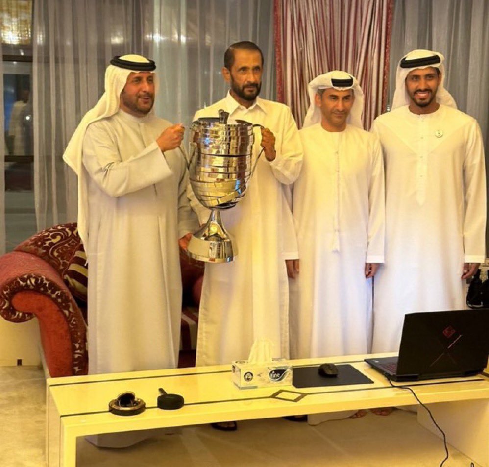 كاس الذهب بيد أب وعراب الوصل التاريخي الشيخ أحمد بن راشد ال مكتوم ،،،
صورة للتاريخ مع التاريخ ....
شوفتك يا قلب الوصل سعيد هي بحد ذاتها بطولة  ، الله يسعدك كما أسعدت كل مُحبي الوصل ، كنت ولازلت #الوصل