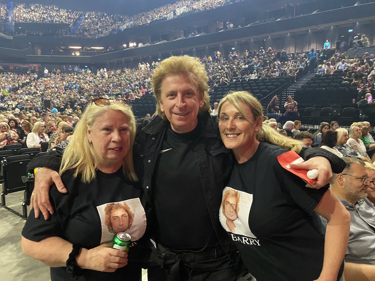 What are the chances… I’ve just met Bury’s Barry… Paul Barrie who has been a professional Barry tribute for 30 years! He’s excited to see THE @barrymanilow in Manchester tonight @TheCoopLive (fans are loving him too)