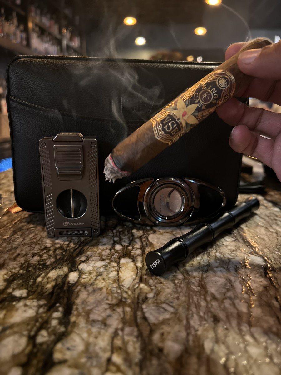 Great way to start a day, by having a Kings Cask VSE. Cheers! @xifeicigartools @paladincigars #KingsCaskCigars #KingsCaskVSE #PaladinCigars #XifeiCigarTools #CigarLifestyle #CigarCulture #CigarSociety #CigarOfTheDay #SmokeClassy #BOTL #SOTL #CigarEnvy #PSSITA #CigarsWithClass