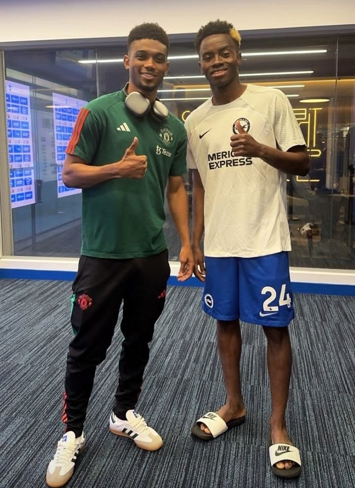 🚨❤️ Amad Diallo meets his country mate Adingra after the game. #MUFC 🇨🇮