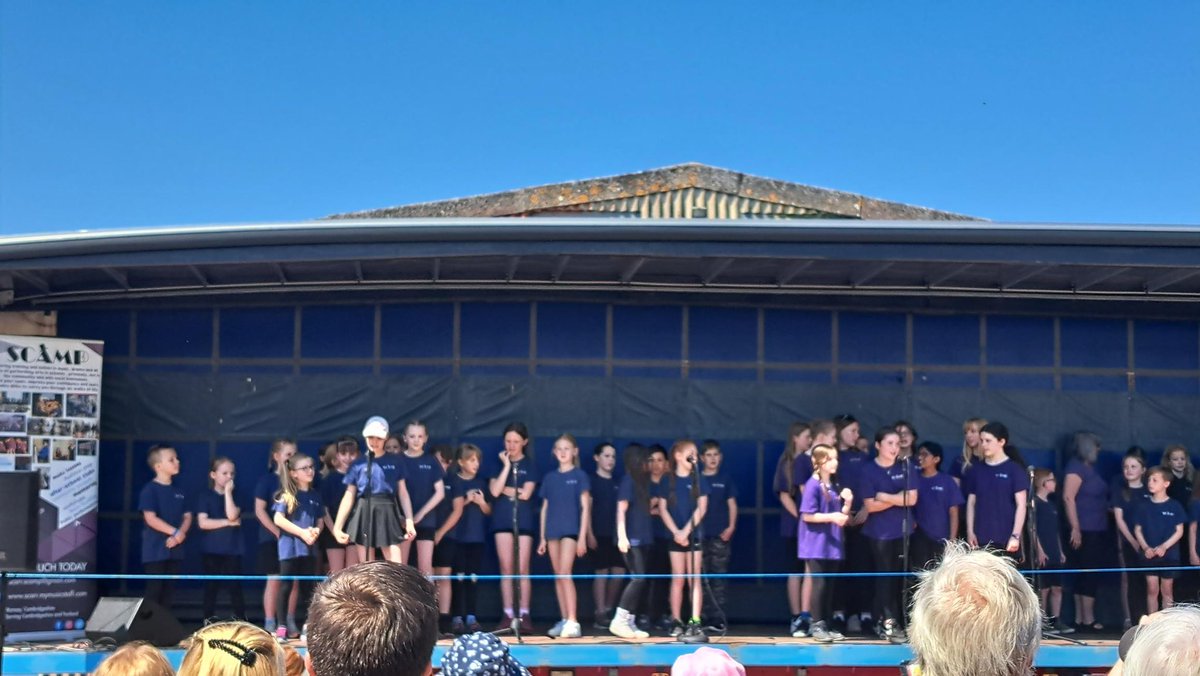 SCarrClasses's tweet image. Great performances today from @buryprimary SCAMP. Singing their hearts out at Ramsey Fen Fair. Congratulations to them all!