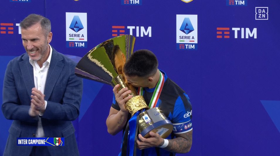 The captain Lautaro lifting the Serie A trophy! 🤩🇮🇹🏆
