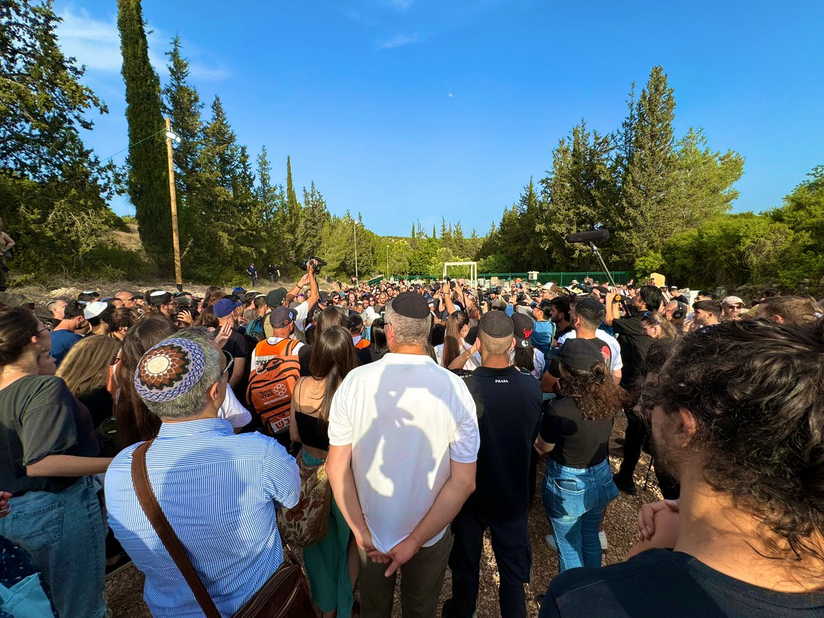 danielocarmon's tweet image. A sad farewell to #ShaniLouk,Nova Festival participant, brutally murdered and kidnapped to Gaza by Hamas beasts,terrorists. Her body was retrieved a few days ago by @idf and #ShinBet and her funeral was held today. Thousands of Israelis from all walks of life came to bid adieux…