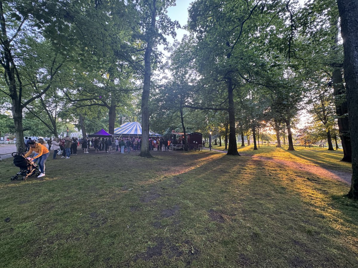 JuVeNiLe_LaTiN's tweet photo. #NWNP écoutes un groupe de rock de retraités anti capitalistes dans la forêt https://t.co/ckp9Jux77d