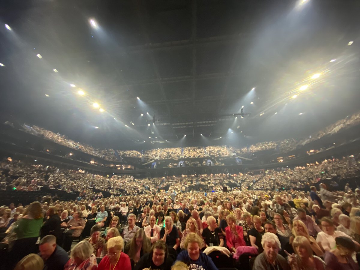 Sold out show here tonight @TheCoopLive for @barrymanilow it’s “The Last, Last tour” from the 80-year-old and fans are pretty excited