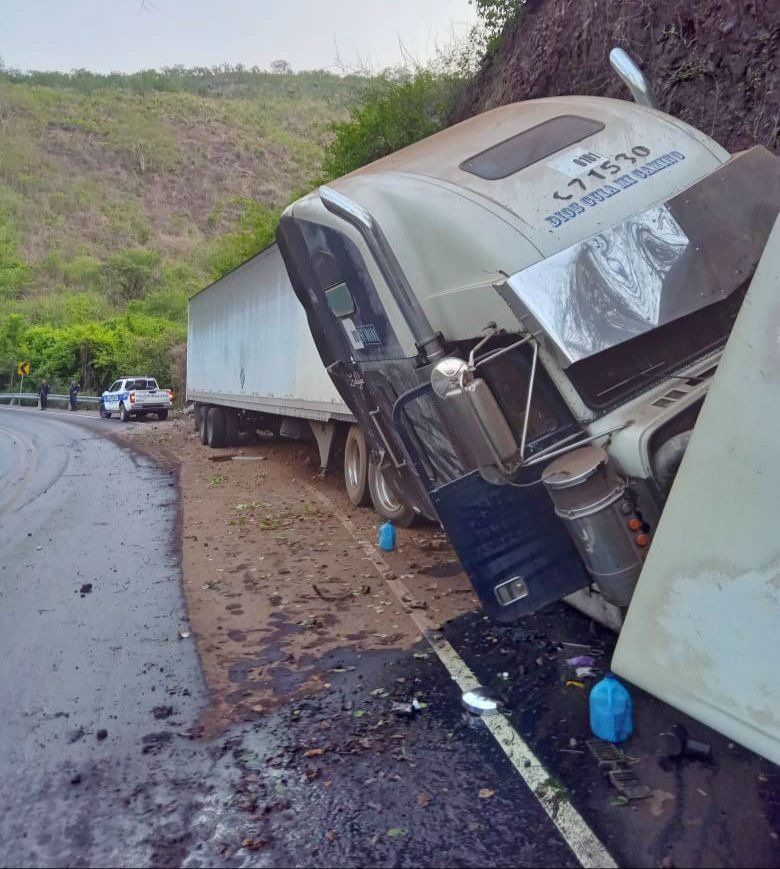 #TráficoSV | Accidente de rastra donde resultó lesionado el conductor al perder el control y salirse de la carretera, en el km. 75 de la Panamericana, a la altura de Quebrada Seca, San Vicente. Foto: cortesía