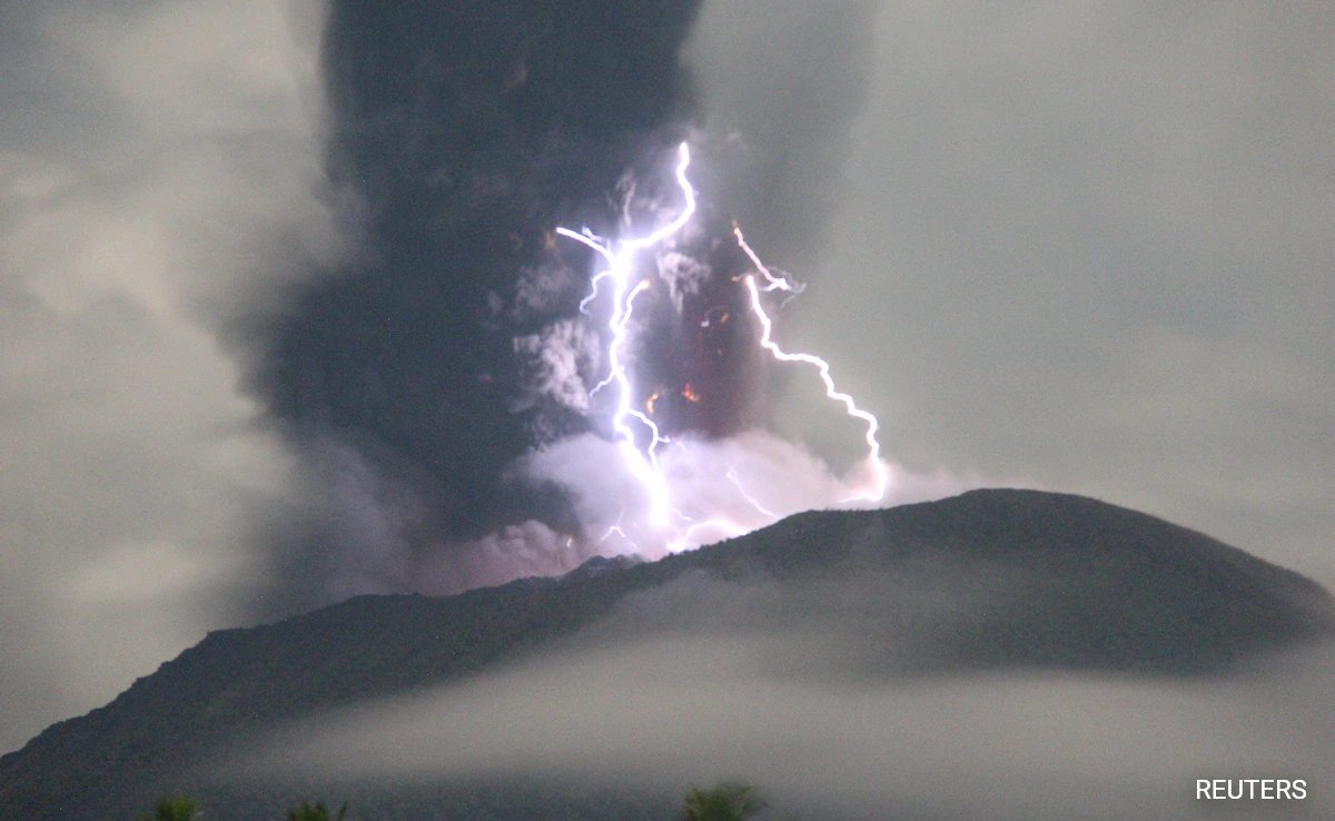 #NDTVWorld | Indonesian Volcano Erupts, Forces 7 Villages To Evacuate ndtv.com/world-news/ind…