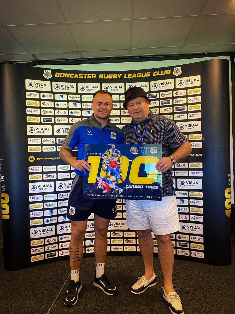 💯 A special presentation for @Ben_Johnston92 yesterday after he recently put down his 100th career try. What an achievement! 🔵 #COYD 🟡 @hallyboy03