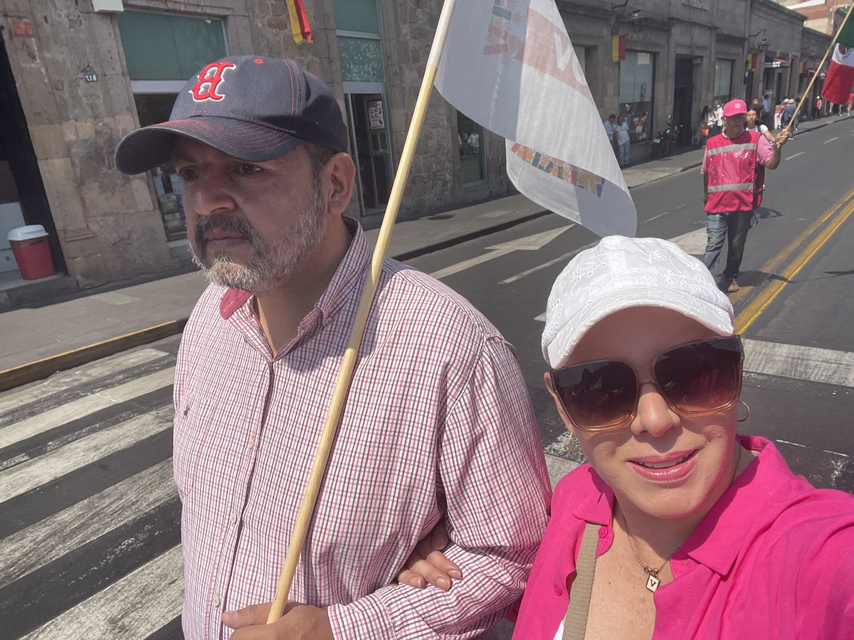 El gordo y yo en la marcha defendido la democracia, la división de poderes, la libertad, los derechos y por nuestro amor a México. 🇲🇽