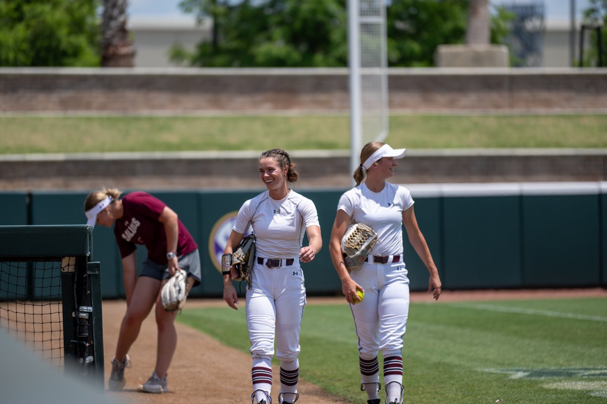 Dawgs are 𝒉𝒆𝒓𝒆 👏 #Salukis | #RoadToWCWS