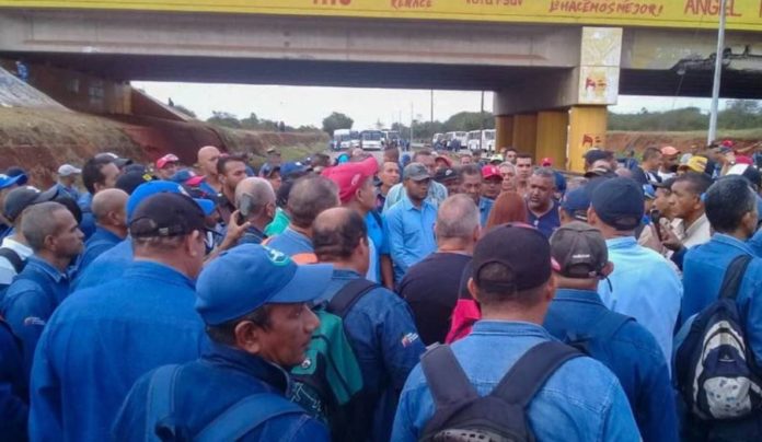 #LiberenALosSidoristas El gobierno de falso socialismo de Maduro en alianza con empresarios aplica un brutal ajuste capitalista pagando salarios de $3 @PSLVenezuela @UitCi @CcuraV