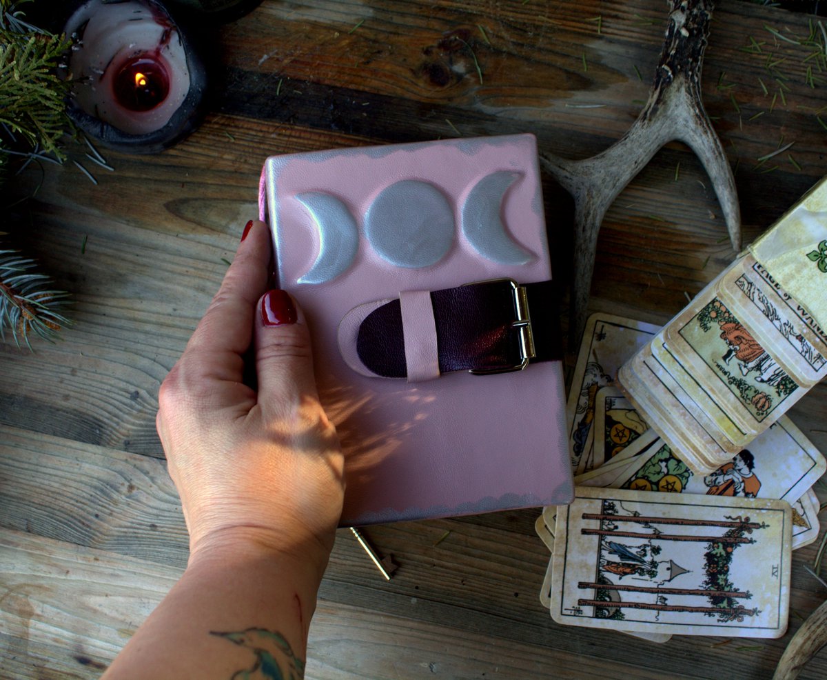 MemoryKeeper9's tweet image. memorykeeper.store/products/pink-… 
Vintage witch mini tree of moon journal