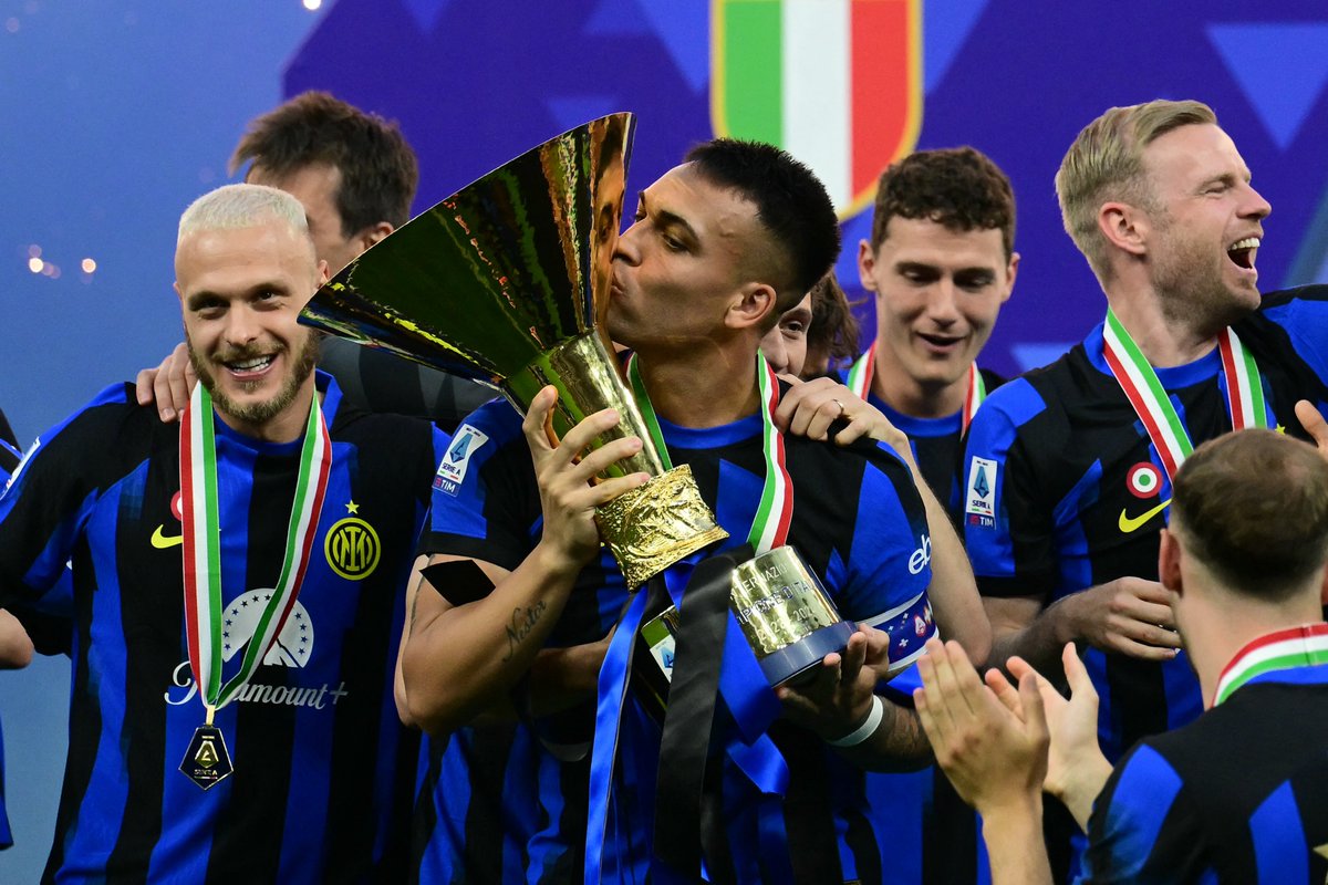 😘🏆 Bacio al sapore di CAMPIONI D'ITALIA! 🇮🇹 

#INTERGALACTIC ⭐️⭐️