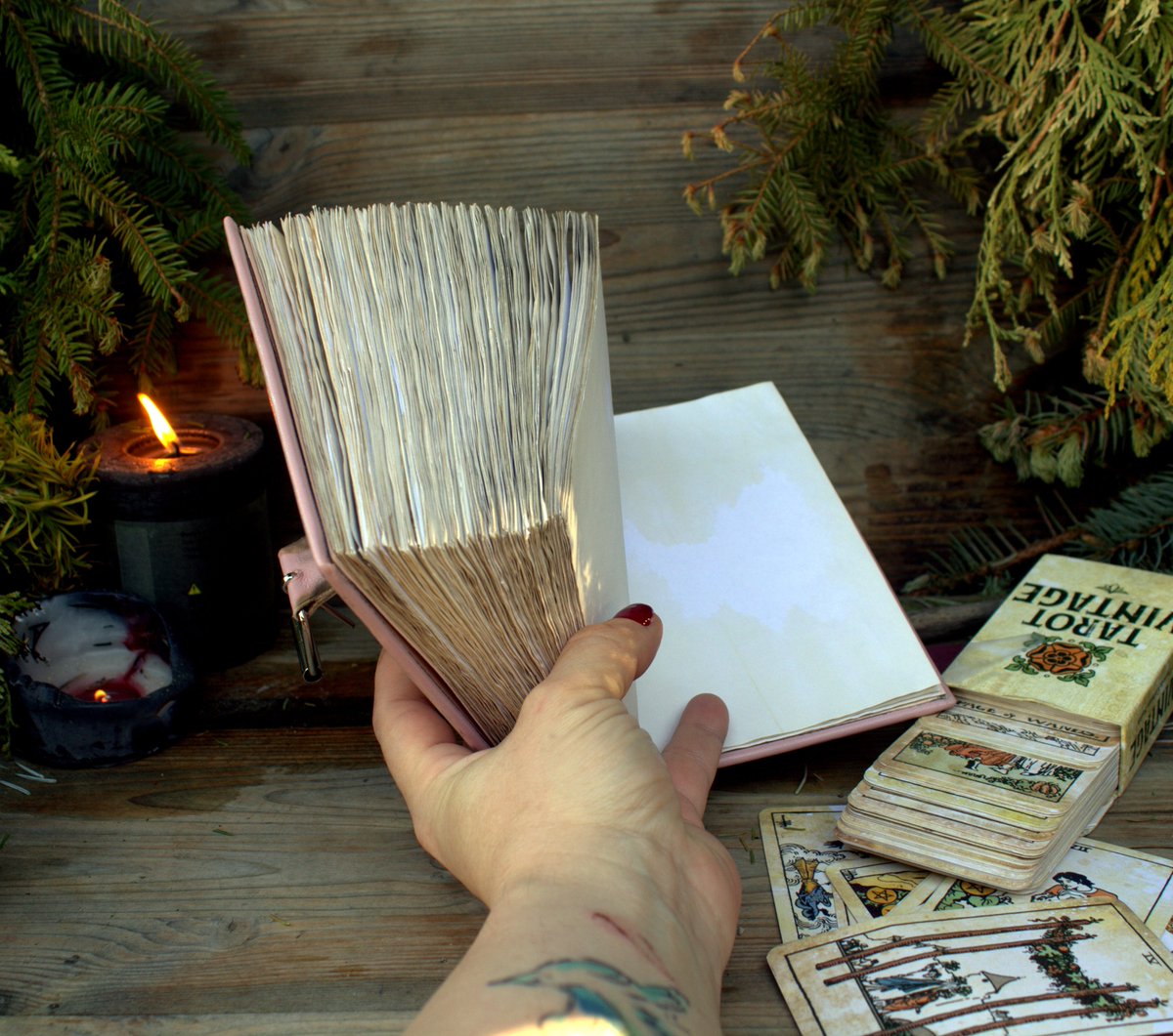 MemoryKeeper9's tweet image. memorykeeper.store/products/pink-… 
Vintage witch mini tree of moon journal