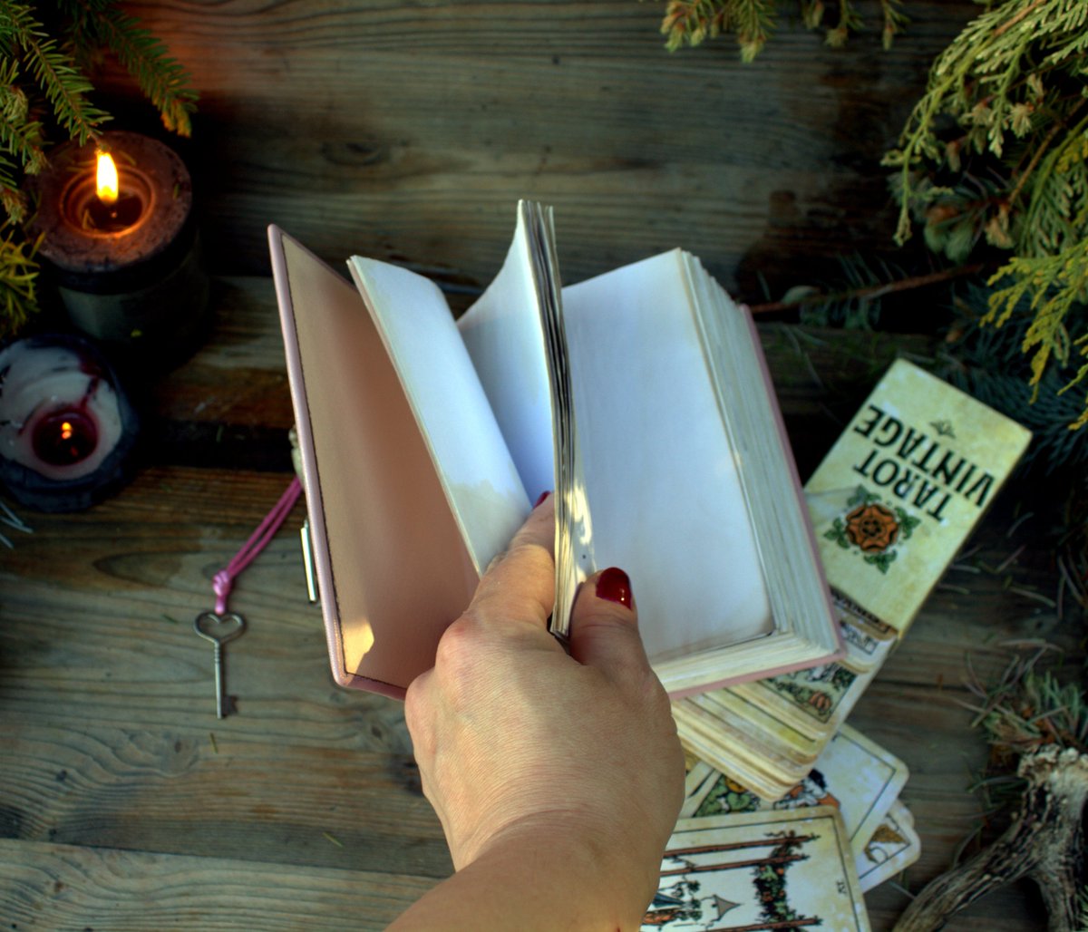 MemoryKeeper9's tweet image. memorykeeper.store/products/pink-… 
Vintage witch mini tree of moon journal