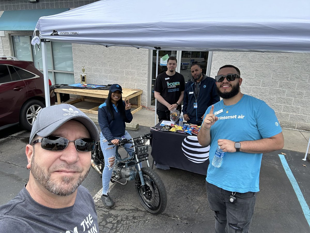 Thanks <a href="/JYacina/">John Yacina</a> for posting! Love to see the team engaging the community about our products and how we can connect them at home, their businesses and on the go💪🏼🫡  and what a better way than a car show to connect with people and bring them in 🔥🔥<a href="/algenis_401/">Ap</a> 🫡