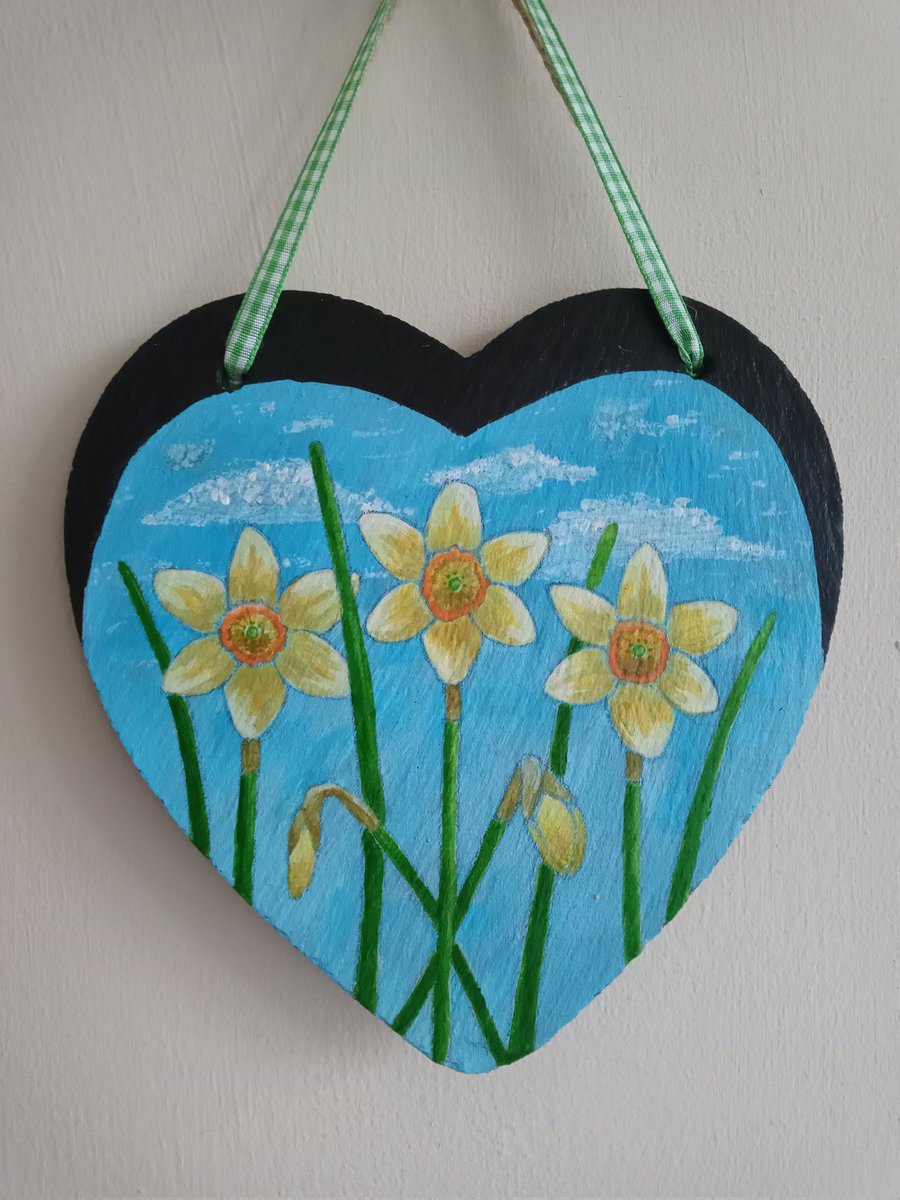 #shopindie 
Daffodils may be over but you could enjoy them all year long, with this heart shaped slate wall hanging -  hand painted with a daffodil scene. 

craftymissbcrafts.etsy.com/listing/164687… #Gardeninglife #daffodils 
#welshhour #mhhsbd