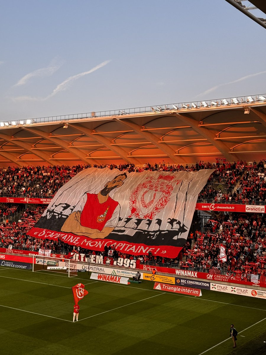 lnstantFoot's tweet image. Le fantastique hommage des supporters du Stade de Reims à Yunis Abdelhamid, qui quittera le club ce soir après 7 ans de bons et loyaux services. ❤️🥹