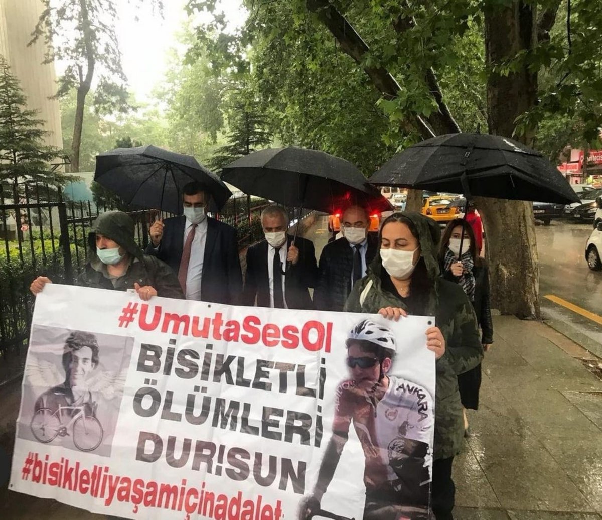 Umut Gündüz'ü Unutma ❗
Umut'a çarpan katil; çok yakın mesafedeki hastaneye Umut'u götürmek yerine,evine gidip uyumuş!
Katil,olay yerinde plakasını düşürmeseydi bulunamayacaktı.
Hoş bulundu da ne oldu..

Unutmayın ❗
Yasalar bu olaya kaza,mahkeme katile iyi biri dedi!
#umutasesol