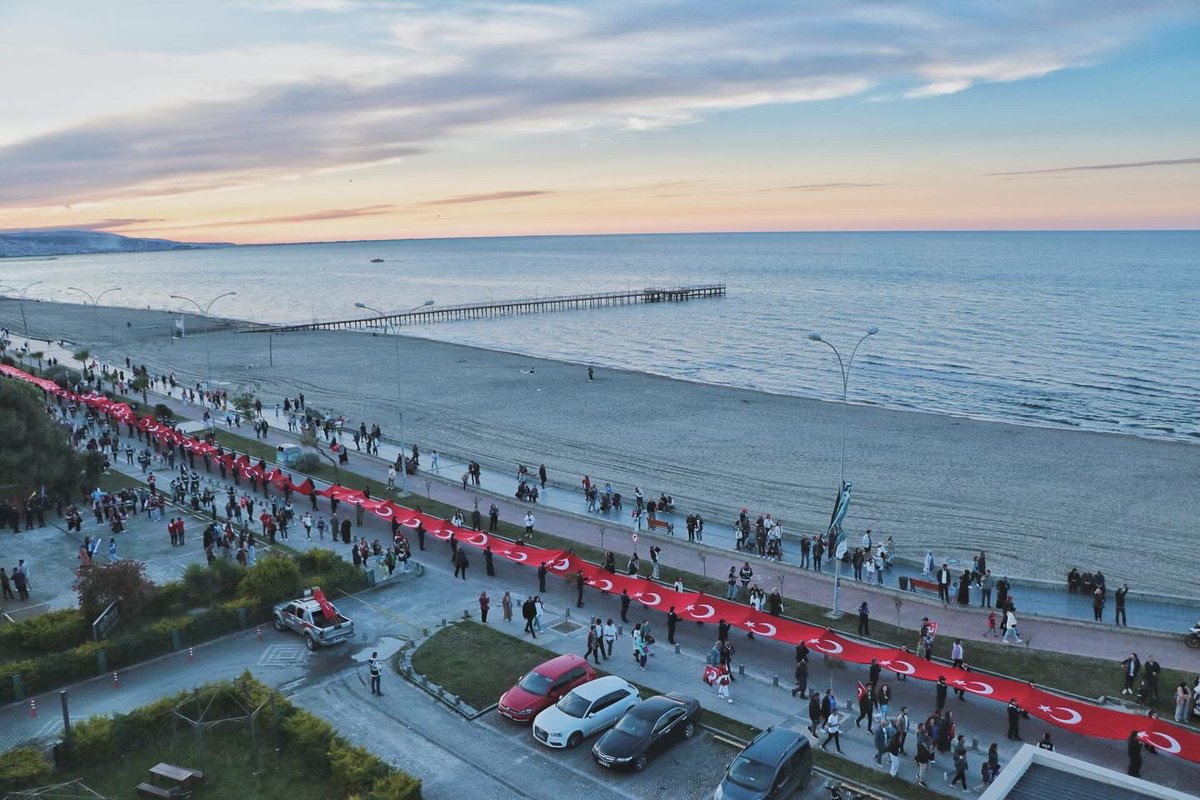 19 Mayıs Atatürk’ü Anma, Gençlik ve Spor Bayramı etkinlikleri kapsamında Atakum'da 1919 metre Türk Bayrağı omuzlarda taşındı. Çobanlı iskelesinden başlayan yürüyüş, Atakum Gençlik Merkezi önünde son buldu. ⬇️