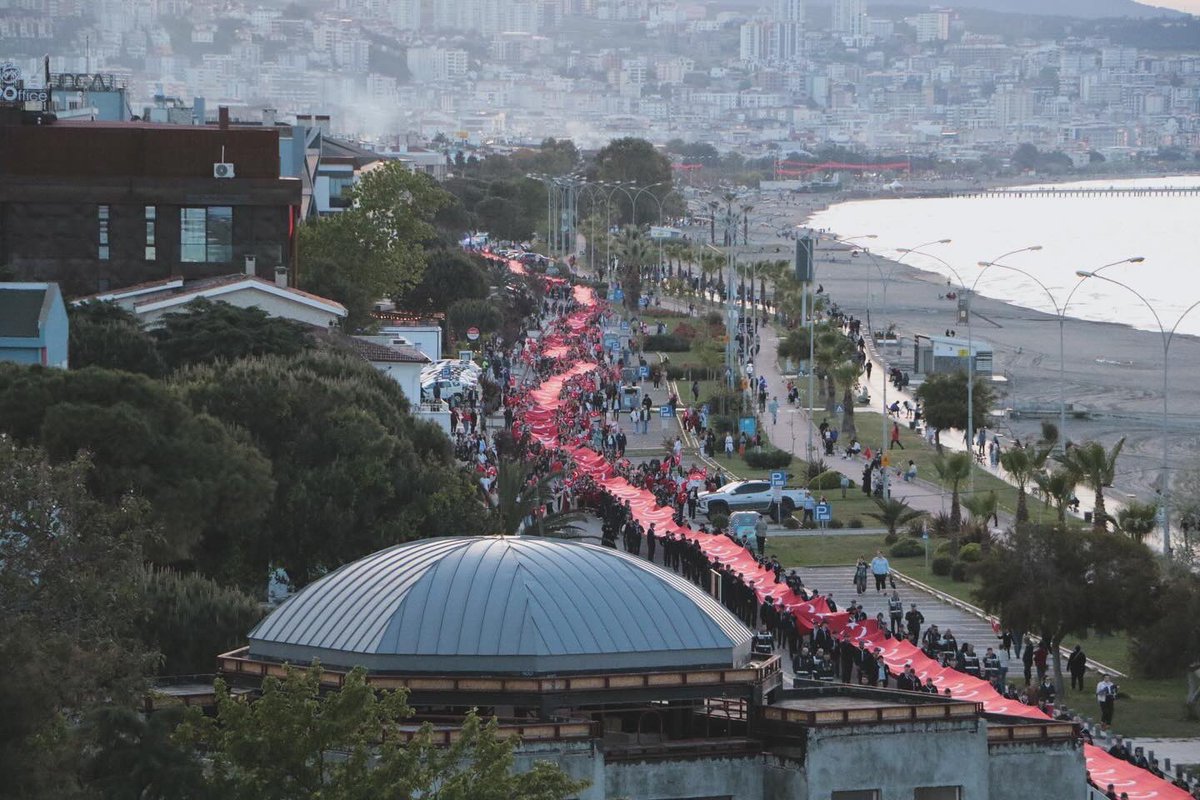 Yürüyüşe Vali Yardımcımız Fatih Cıdıroğlu, Atakum Kaymakamı Kemal Yıldız, Gençlik ve Spor İl Müdürümüz Feyzullah Dereci, izciler, sporcular, antrenörler, gönüllü gençlerimiz ve çok sayıda halk katılım sağladı.