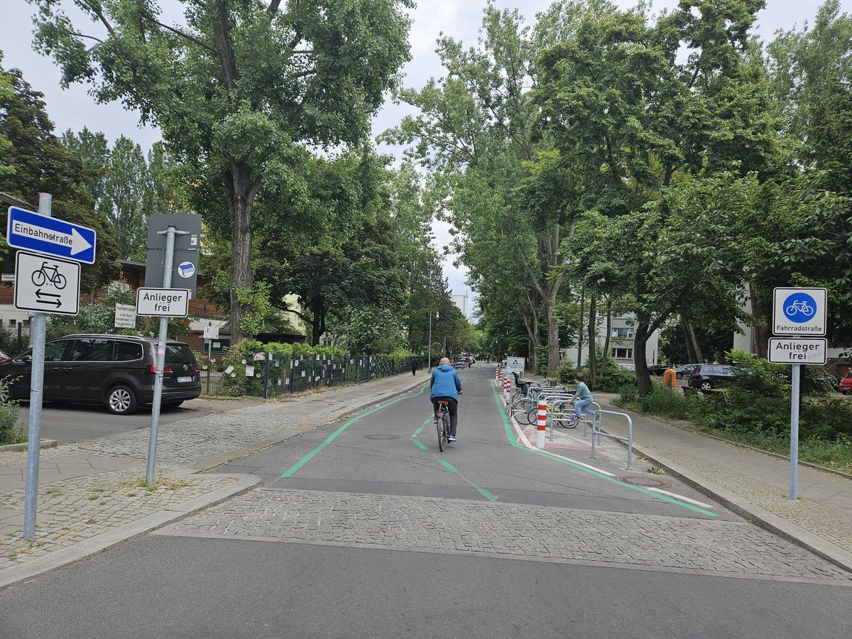 Die neue Fahrradstraße in der Stallschreiberstraße ist so gut wie fertig. Ein weiteres Stück sichere Radverkehrsinfrastruktur in #xhain! @annika_gerold @BA_Xhain