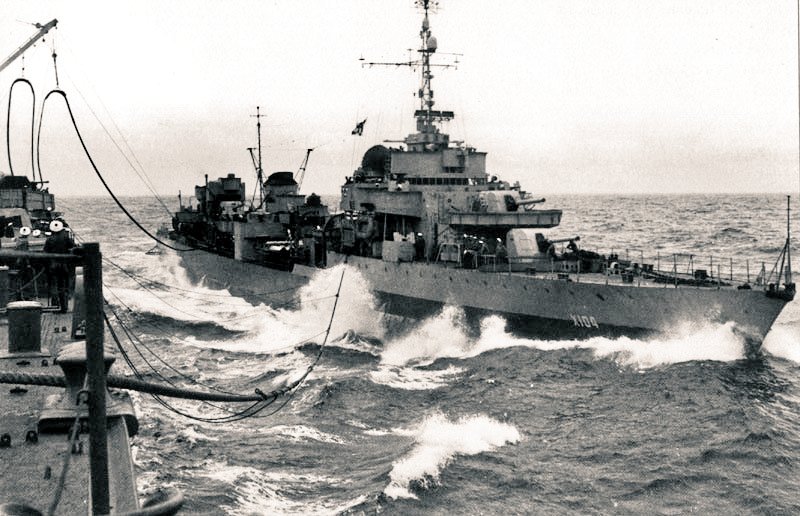 Destroyers

DL #FSLeTriomphant X104 (1936-1957) Le Fantasque Class

📷 Refueling at sea from BB #FSRichelieu 1945 #IndianOcean #WW2

@MarineNationale 🇫🇷