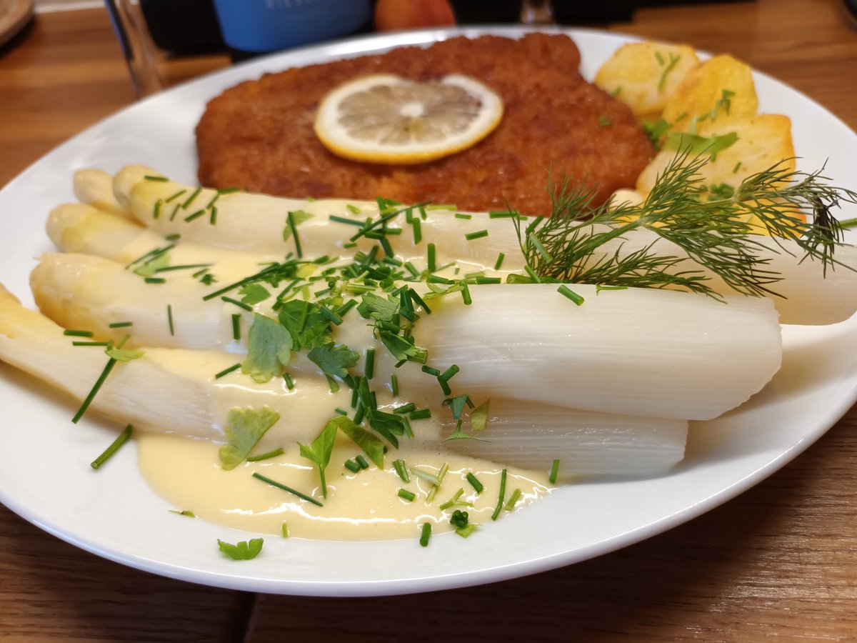 kristallnaach's tweet photo. #frischgekocht🧹🧙‍♀️#Hexenküche 
#Schnitzel und leckerer regionaler
#Spargel 🌱 mit 😍 #Hollandaise
Dazu #Riesling 🍷#Wein 🍇 #Prost

#Weintag 🍷🍴🍇  #Schnitzeltag 
#Spargeltag 😋 #Sonntagsessen
#Pfingsten 🌸🪷 #Pfingstsonntag https://t.co/L26dwyCR2m
