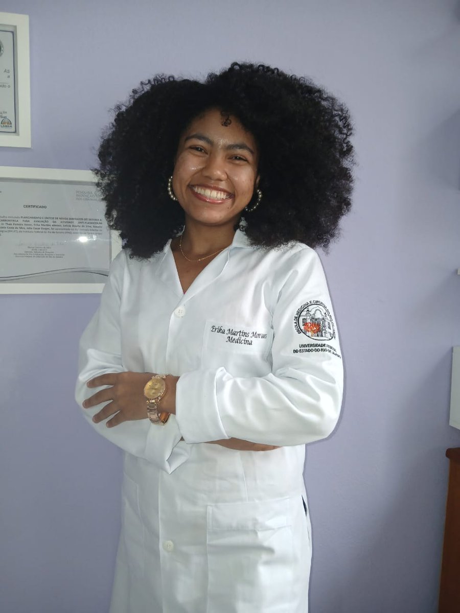 ErikaStudies's tweet image. Eu tô com tanta cara de médica🤧❤️. Quando eu era criança e ia fazer uma consulta os médicos tinham o mesmo fenótipo: pessoas brancas, mas daqui a seis anos quando eu puder estar cuidando dos meus pacientes espero que tenha uma mini Erika q se reconheça em mim